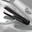 Prancha de cabelo preta com placas rosa, display digital e botões, sobre superfície branca moderna